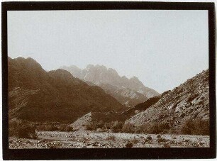 w. [wadi] frian u. Bach darüber serbal [gebel serbal]