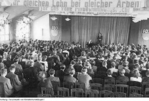 Dresden, Pieschen, Goehlewerk (1947-1962 Sachsenverlag), Riesaer Straße 32. 1. Kreiskonferenz der FDJ - Verkündung der Grundrechte der Jugend, Mai 1946