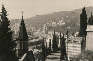 Genua. Blick vom Camposanto di Staglieno (auch: Cimitero monumentale di Staglieno) auf die Stadt