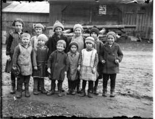 Kindergruppe vor der Häßler-Schneidmühle