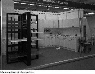 Anbauküche (Modell 18000) : Ausstellungskoje des VEB Möbelkombinat Dresden-Hellerau mit Anbauküche (Modell 18000)