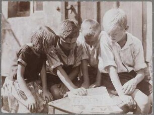 Schüler in Freital lesen die Arbeiter-Illustrierte-Zeitung : Schüler in Freital lesen die Arbeiter-Illustrierte-Zeitung