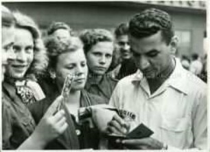 Ein brasilianischer Teilnehmer der 3.Weltfestspiele gibt Autogramme