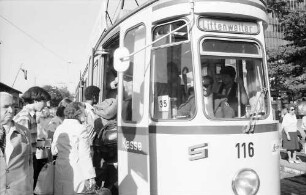 Freiburg: Teilnehmer besteigen Bus und Tram