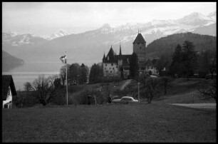 Spiez: Blick auf Schloss und Thuner See