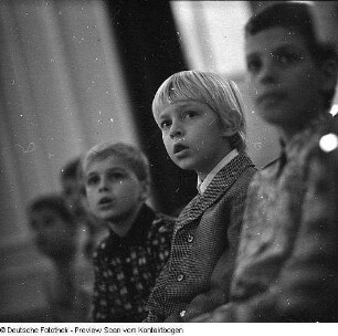 Knabenchor Dresden. Probe unter Chorleiter Manfred Winter in der EOS (Gymnasium) "Romain Rolland", 1973.12. & Probe mit den Solisten des Knabenchores Dresden, am Flügel Chorleiter Manfred Winter