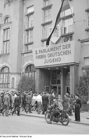 Versammlung des II. Parlament der FDJ im Hamburger Hof in Meißen : Pfingsten 1947
