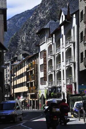 Andorra la Vella - Hauptstraße : Die Hauptverkehrsstraße Avenue Princep Benlloch. Aufgenommen im Geschäftszentrum der Hauptstadt Andorra la Vella am 17. April 2012