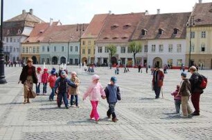 Sibiu - Ansicht aus der Altstadt : Marktplatz neugestaltet, sanierte Häuser, Kindergartengruppe. Sibiu, Kulturhauptstadt Europas 2007