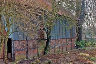 Dorfplatz (2): Fachwerkscheune: Traufseite: oberer Gebäudeteil mit Verkleidung: Bäume