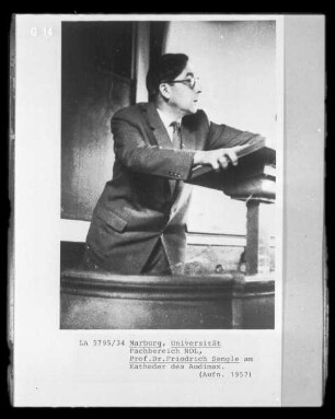 Friedrich Sengle, Professor der Neueren Deutschen Literatur in Marburg, am Katheder des Audimax