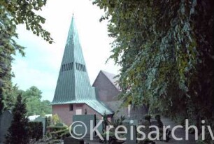 Schulstraße: Kirche: Blick von Westen auf Kirchturm: davor Friedhof