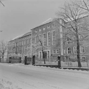 Institut für Lehrerbildung in Bautzen im Rauhreif : Bautzen. Sorbisches Institut für Lehrerbildung, Friedrich-List-Straße. Straßenansicht