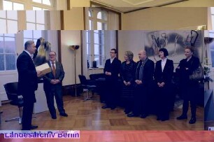 Verleihung des Verdienstkreuzes am Bande des Verdienstordens der Bundesrepublik Deutschland an Udo Samelm (Schauspieler, 2.v.l.); Amtszimmer, Berliner Rathaus (Mitte)