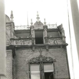 Cottbus, Thälmannplatz 48. Wohnhaus (um 1875). Dacherker