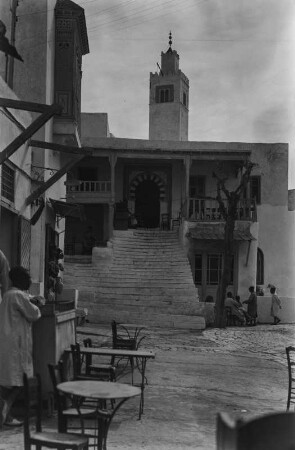 Sidi Bou Said, Künstlerdorf. Hauptstraße mit Café und Blick zum Minarett der Moschee