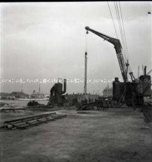 Bauarbeiter auf einer Baustelle zur Errichtung eines Großbunkers für deutsche U-Boote in einem Hafen an der französischen Atlantikküste