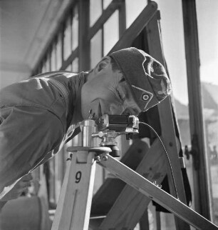 Aufnahme des Teppichs von Bayeux: Carl Albiker peilt in die Contax (Aufnahme im Rahmen der Fotokampagne im besetzten Frankreich)