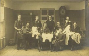 [Gruppenporträt von nähenden Frauen]