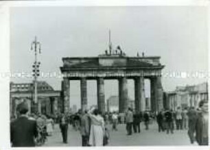 Demonstranten ersetzen die rote Fahne vom Brandenburger Tor mit schwarz-rot-goldenen Fahnen