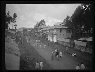 Addis Abeba (Äthiopien): Straßenszene ("Hauptstraße Ras Makonnen") mit Passanten (Blick von oben)