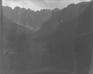 Im Gebirge : Blick auf ein hohes Gebirge