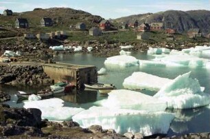Kulusuk: Eisschollen und Berge im Hafen