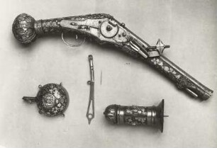 Radschloßgarnitur (Pistole, Pulverflasche, Patronenbüchse, Radschlüssel)