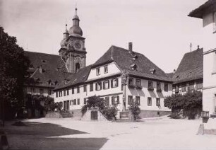 Amorbach, Markplatz : Amorbach. Blick über den Marktplatz mit Wohnhaus und Mariensäule gegen Katholische Pfarrkirche St. Gangolf