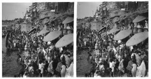 Varanasi (Benares), Indien. Pilgerstätte am Ganges. Pilger bei rituellen Waschungen und beim Baden an Ghats am Ufer