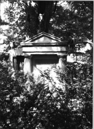 Grabstein 274 (Index: 99618393) Maße HxBxT: 196x184x21 cm: Grabstein 274