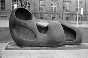Freiburg: Einweihung des neuen Kollegiengebäudes, Henry Moores "Die Liegende"
