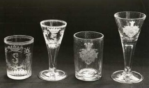 Weingläser: 18. Jahrhundert, sächsisch, mit Monogramm und Krone und von Leubnitzschem Wappen, Höhe: 15 cm, Dr. Hans von Schlieben auf Niedertaubenheim; 2. von rechts: Becher, Gaußig