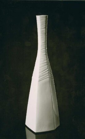 Vase mit reliefiertem Hals von Trude Petri-Raben