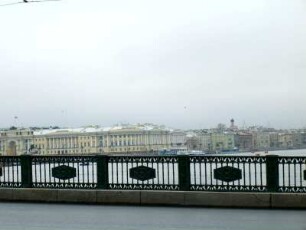 St. Petersburg: Blick von einer Stadtbrücke auf die Newa und Stadtbebauung