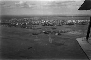 Luftbild : Blick auf Kairo. Am unteren Rand der Stadt der Flugplatz.