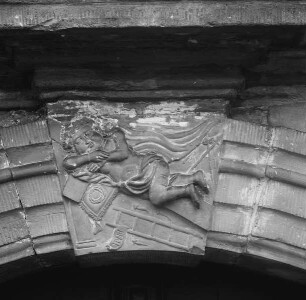 Scheitelstein mit dem Christuskind umgeben von den Leidenswerkzeugen