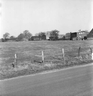Kreisstraße Richtung Wakendorf (Kreis Segeberg): dahinter Weiden: Blick von Nordwesten auf Havighorst