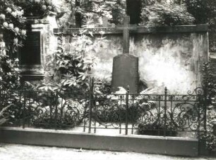 Wandgrabmal der Familie Meyer : Wandgrabmal der Familie Meyer. Stein. um 1900. Dresden-Plauen, Äußerer Plauener Friedhof