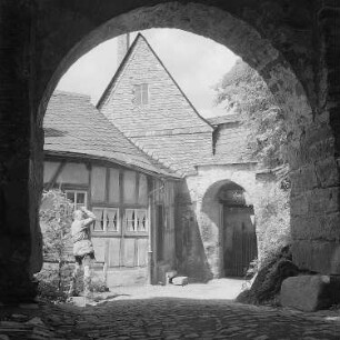 Leutenberg (Kreis Saalfeld). Schloss Friedensburg, Innenhof und Tor