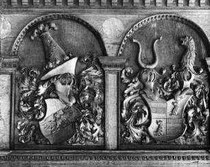Wandverkleidungs-Relief mit Wappen über der der östlichen Tür : Wandverkleidungs-Relief mit Wappen über der der östlichen Tür. Holz, geschnitzt (1539). Syrgenstein (Markt Heimenkirch), Schloss, 2. Obergeschoss, Bibliothek