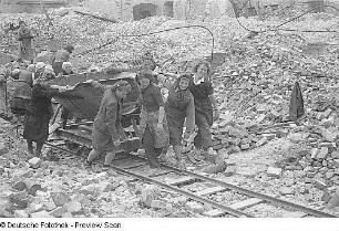 Trümmerfrauen beim Straßenbau