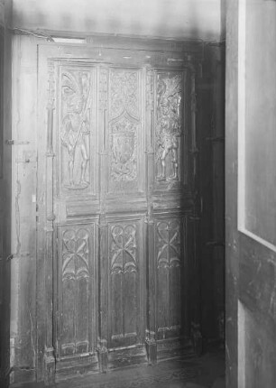 Tür zum Treppenturm mit Ritterfiguren und Wappen
