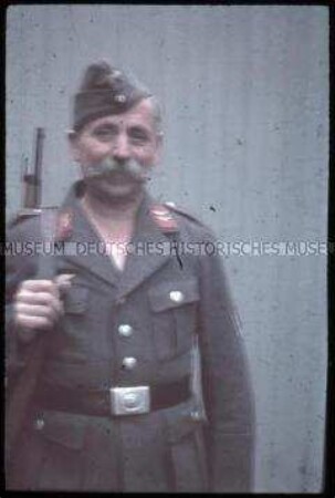 Gefreiter der Luftwaffe mit Gewehr
