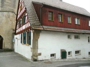Stadtbild-Kirchplatz-Haus (am Bergle) mit Giebelbereich in Fachwerk (Riegelbauweise) auf steinernem Stock in Übersicht