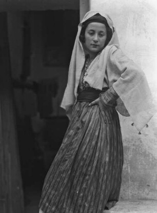 Frau in griechischer Tracht