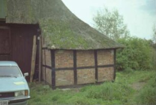 Klein Hansdorf: Am Wischhof 11: Bauernhaus mit Reetdach: Giebelseite Wirtschaftstrakt: Teilansicht mit Vorschauer