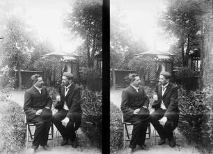 Dresden? Zwei Männer im Garten sitzend