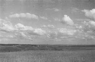 Zweiter Weltkrieg. Frontbilder. Sowjetunion. Landschaft mit Dorf
