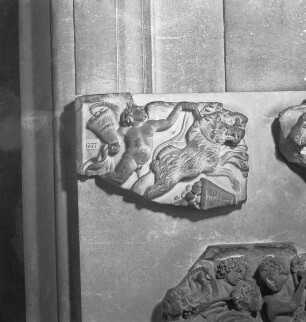 Sarkophagfragment mit Darstellung des Eros mit Füllhorn auf einem von Ebern gezogenen Wagen